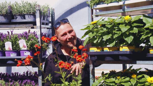 Hat wieder unzählige Pflanzen und Kräuter aufgefahren - Kräuterhexe Sven Hellmich - Foto: Anton Launer