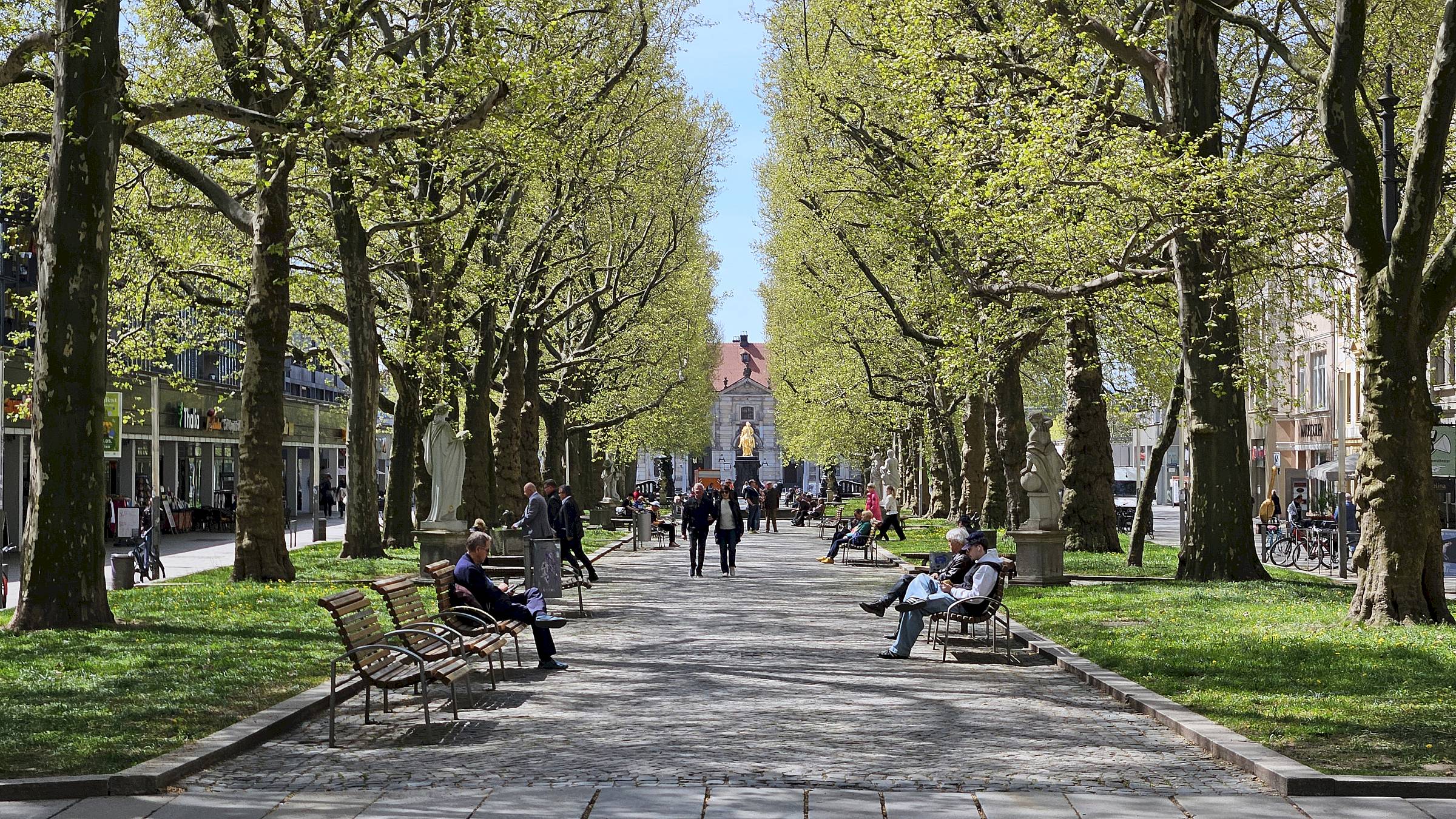 Am Wochenende verwandelt sich das südliche Ende der Hauptstraße in eine Festmeile. Foto: Anton Launer