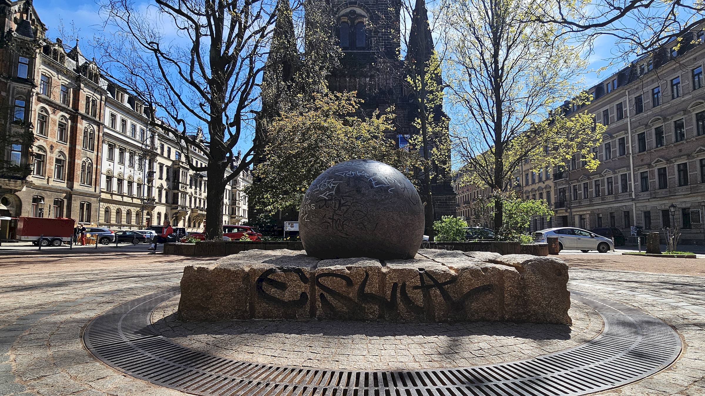 Besprühter Kugelbrunnen auf dem Martin-Luther-Platz - Foto: Anton Launer