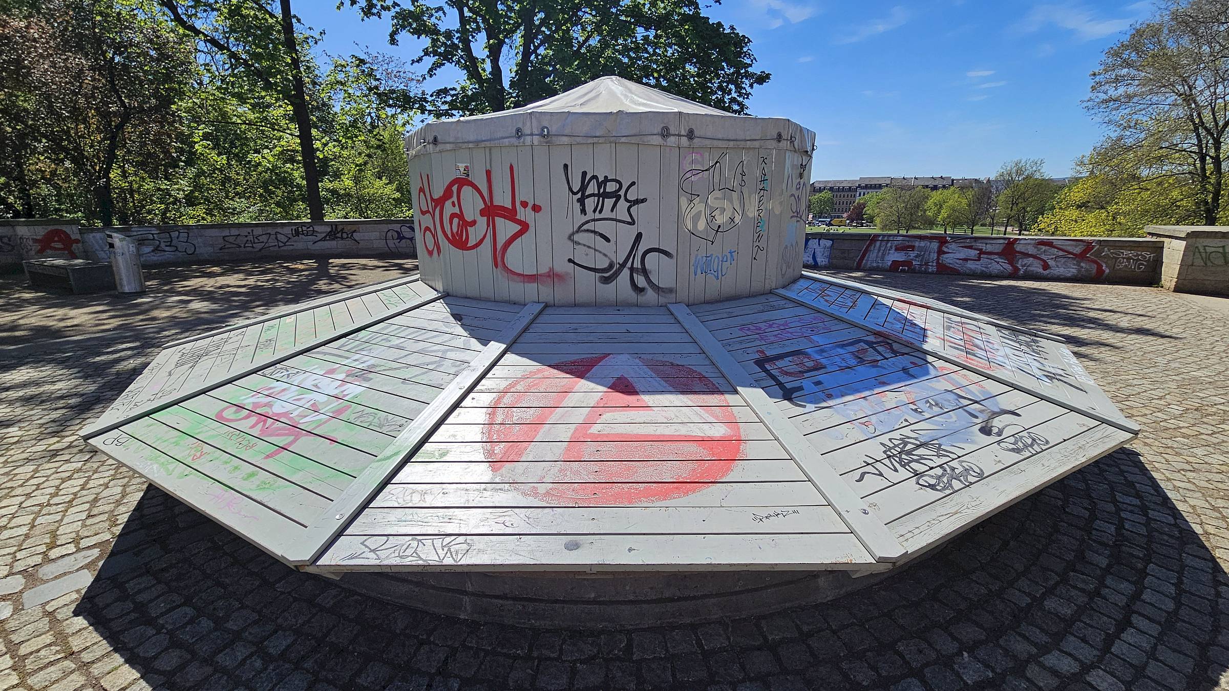 Besprühte Abdeckung des Schalenbrunnens an der Tannenstraße - Foto: Anton Launer