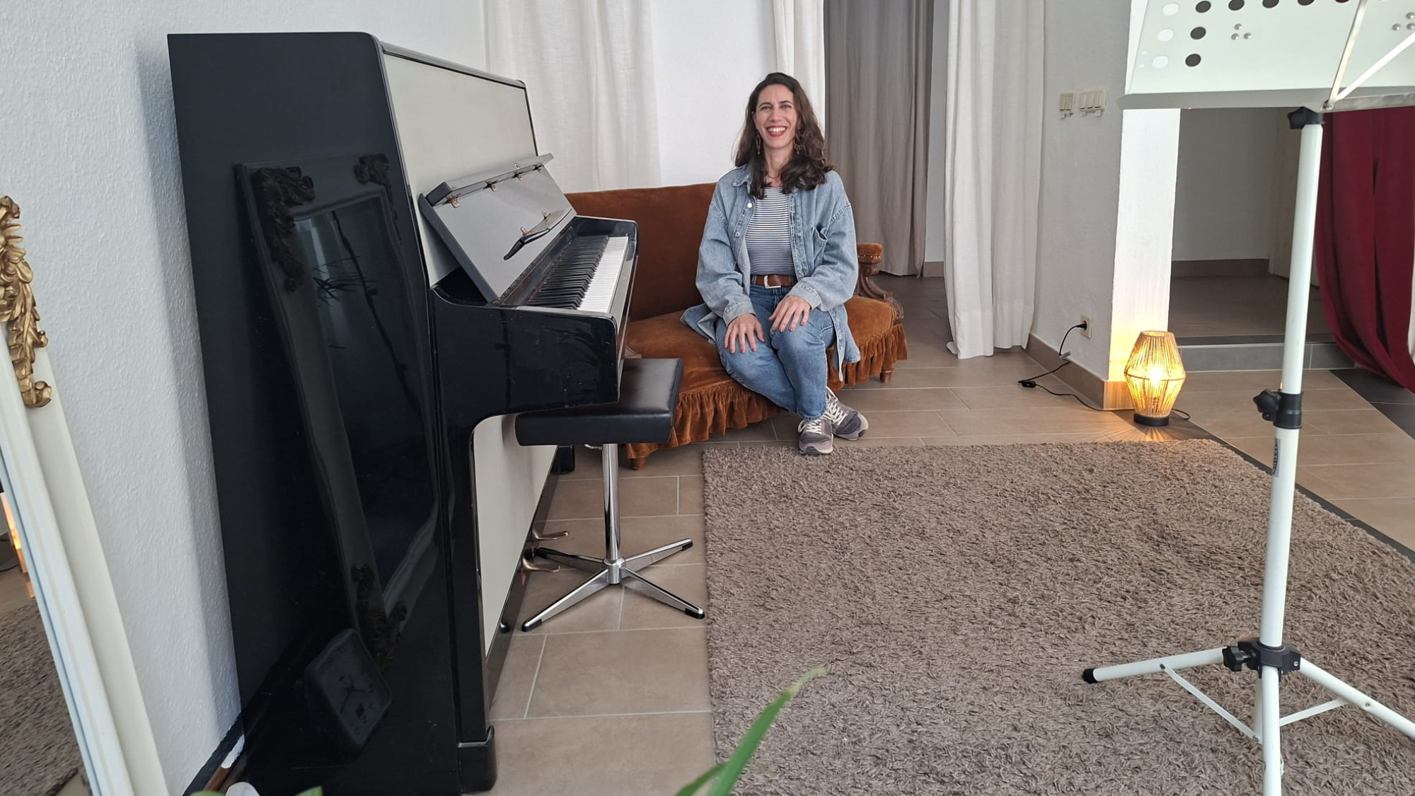 Im Innenraum gibt es nun auch ein Klavier.