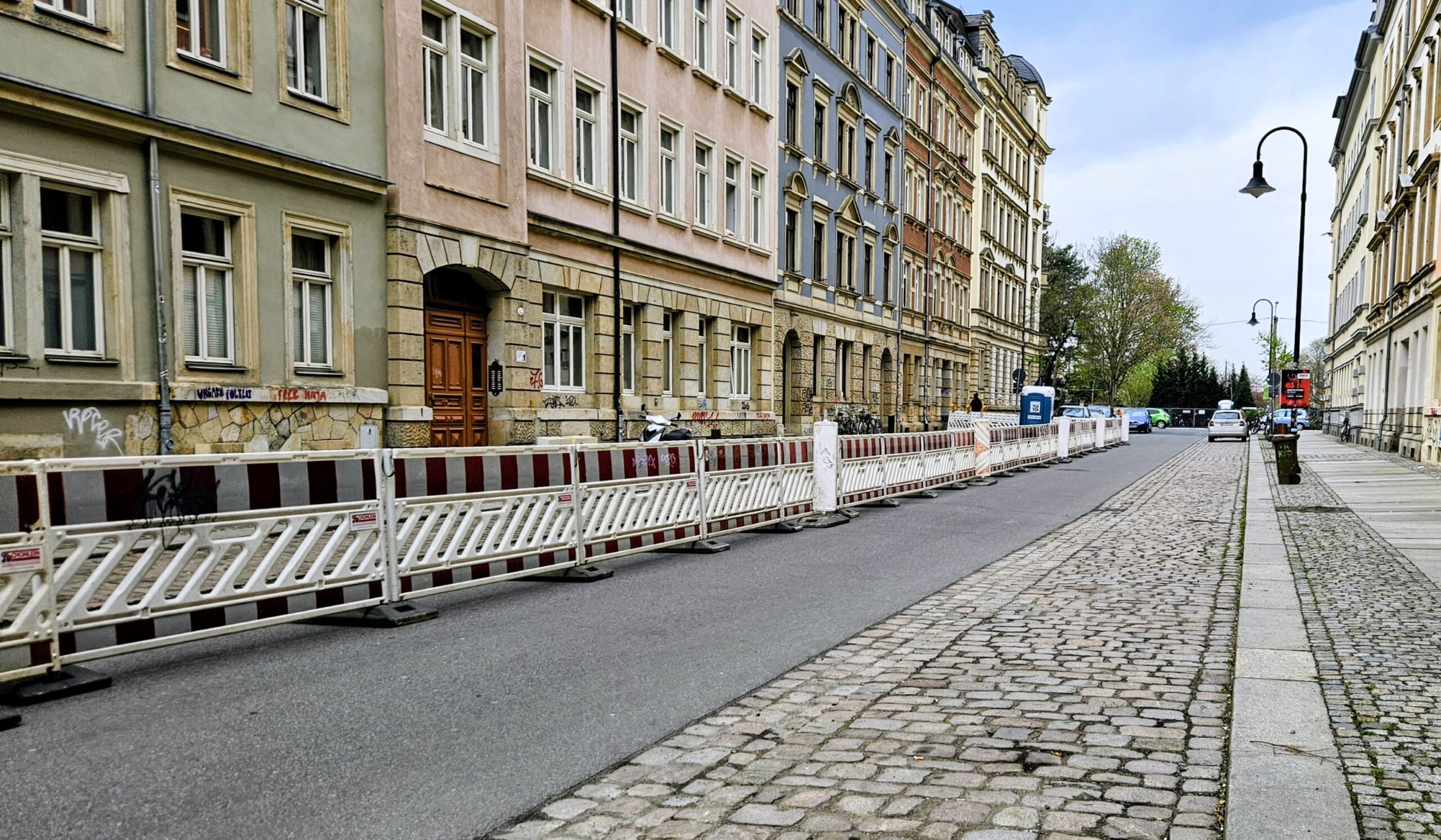Die Absperrung ist schon da, hier sollen die neuen Bäume gepflanzt werden.  Foto: Anton Launer 