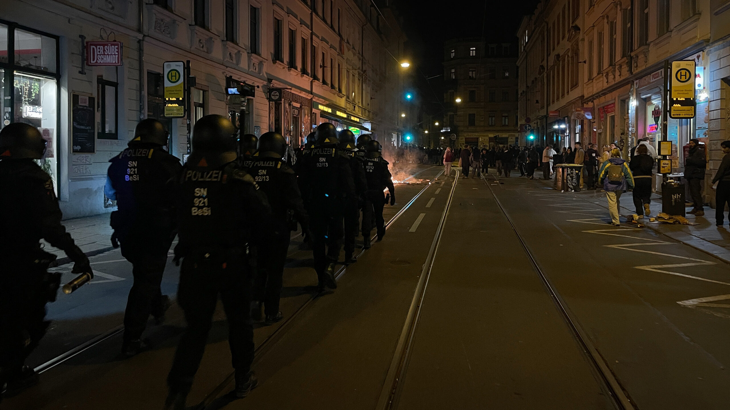 Polizisten sicherten den Bereich und gerieten unter Flaschenbeschuss. - Foto: Florian Varga