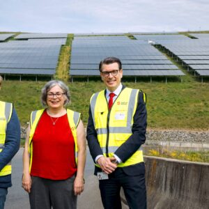 Eroeffnung der Photovoltaik - Anlage der Sachsenenergie auf der ehemaligen Muelldeponie am Hammerweg mit Naturstrom-Manager Jens Hirz, SachsenEnergie-Finanzvorstand Axel Cunow und Umweltbuergermeisterin Eva Jaehnigen am 4. Mai 2026 in Dresden Foto: SachsenEnergie/Oliver Killig