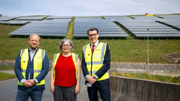 Eroeffnung der Photovoltaik - Anlage der Sachsenenergie auf der ehemaligen Muelldeponie am Hammerweg mit Naturstrom-Manager Jens Hirz, SachsenEnergie-Finanzvorstand Axel Cunow und Umweltbuergermeisterin Eva Jaehnigen am 4. Mai 2026 in Dresden Foto: SachsenEnergie/Oliver Killig