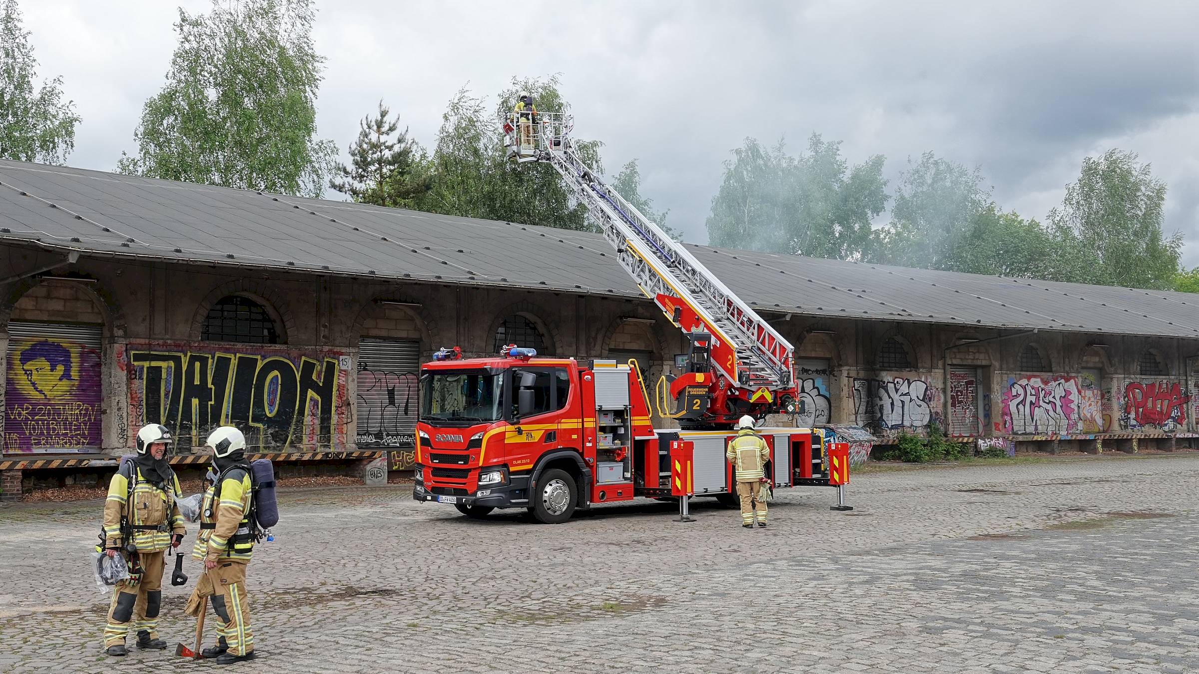 Feuerwehreinsatz auf dem Gelände des Alten Leipziger Bahnhofs - Foto: Roland Halkasch