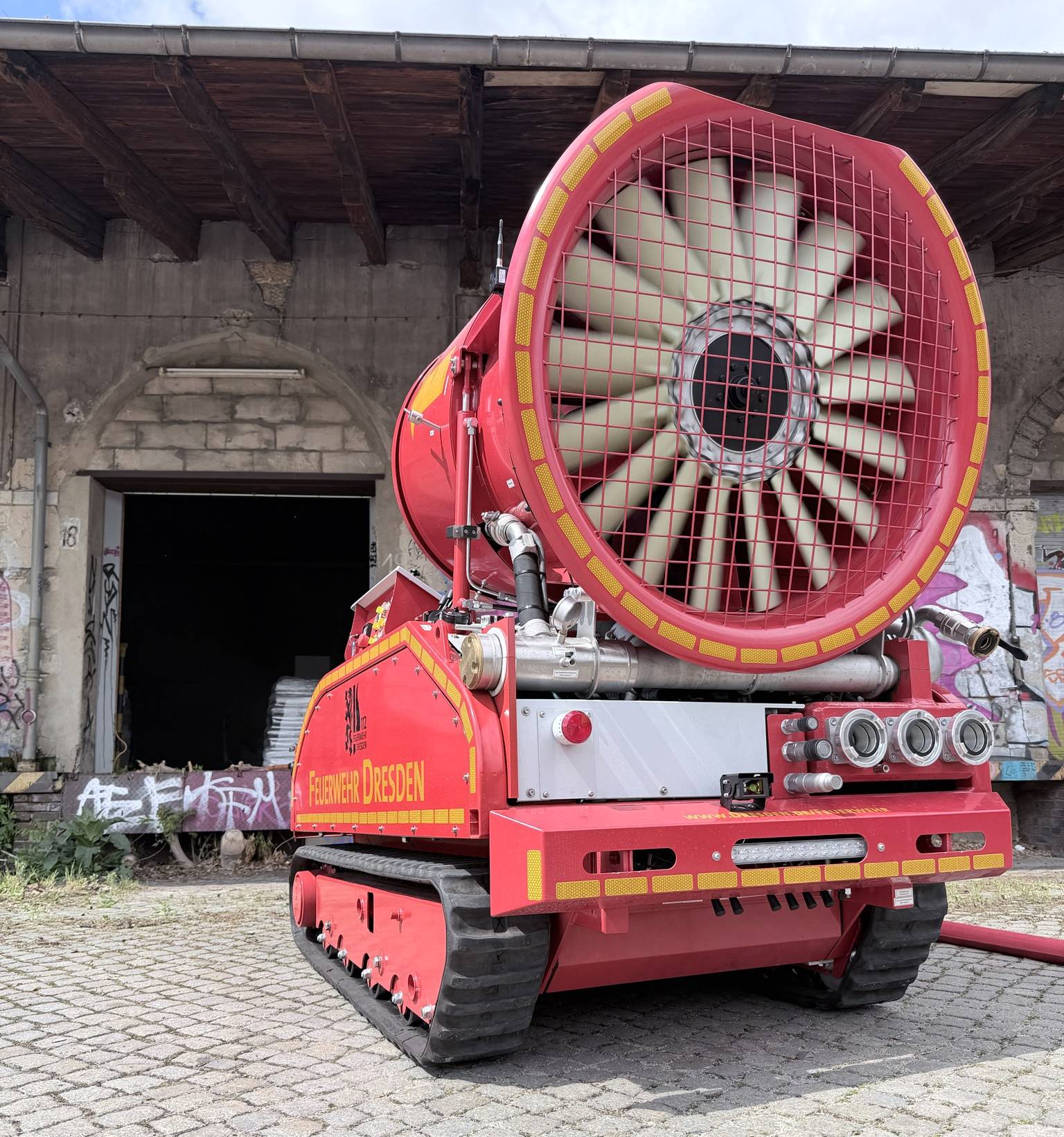 Zur Entrauchung der Halle kam das Löschunterstützungsfahrzeug (LUF 60) der Feuer- und Rettungswache Striesen zum Einsatz – ein ferngesteuerter Löschroboter auf einem Raupenfahrwerk. Foto: Feuerwehr Dresden