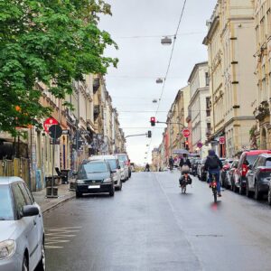 Auf der rechten Seite der Straße sollen die Pflanzkübel und Sitzgelegenheiten eingerichtet werden. Foto: Anton Launer