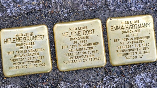 Stolpersteine für die drei ermordeten Diakonissen - Foto: Anton Launer