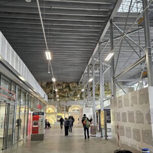 Das DB Reisezentrum in der Empfangshalle ist wieder geöffnet. Foto: Anton Launer
