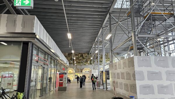 Das DB Reisezentrum in der Empfangshalle ist wieder geöffnet. Foto: Anton Launer