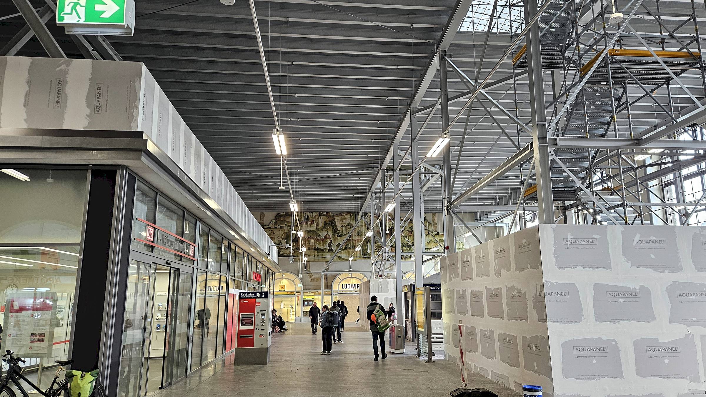 Das DB Reisezentrum in der Empfangshalle ist wieder geöffnet. Foto: Anton Launer