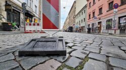 Der Untergang ist nah Einsam warnt die Bake auf der Louisenstraße - Foto: Anton Launer