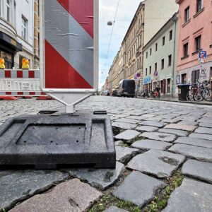Einsam warnt die Bake auf der Louisenstraße - Foto: Anton Launer