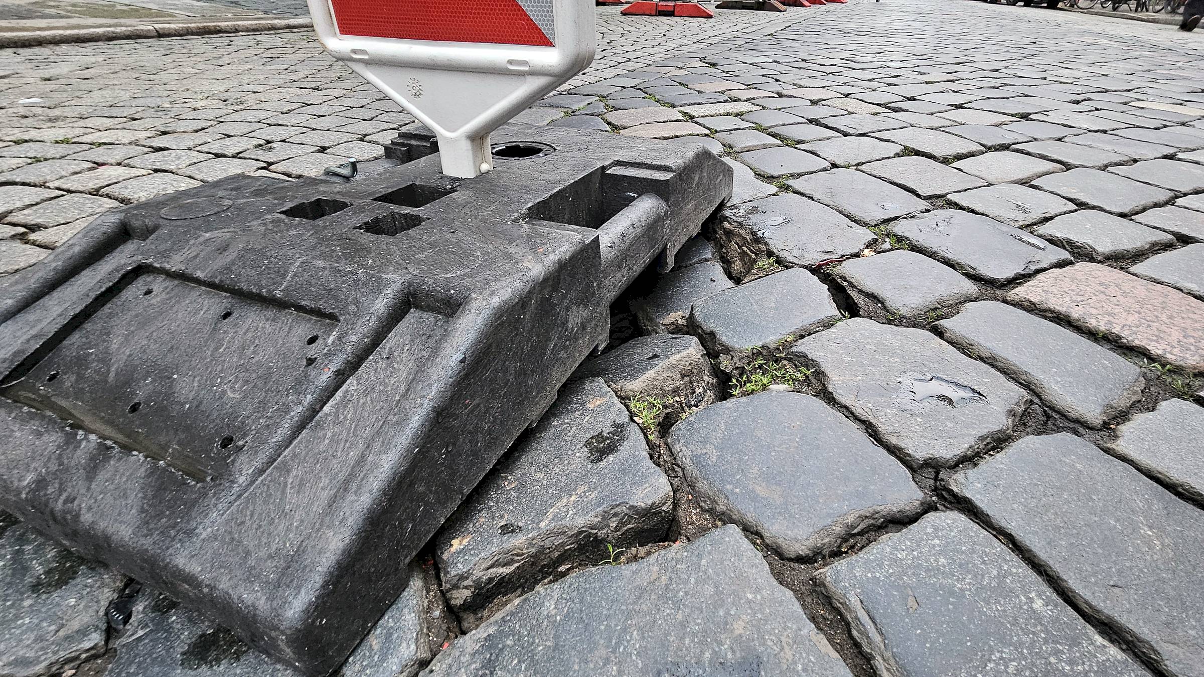 Die Warnbake ist selbst von der Versackung bedroht - Foto: Anton Launer