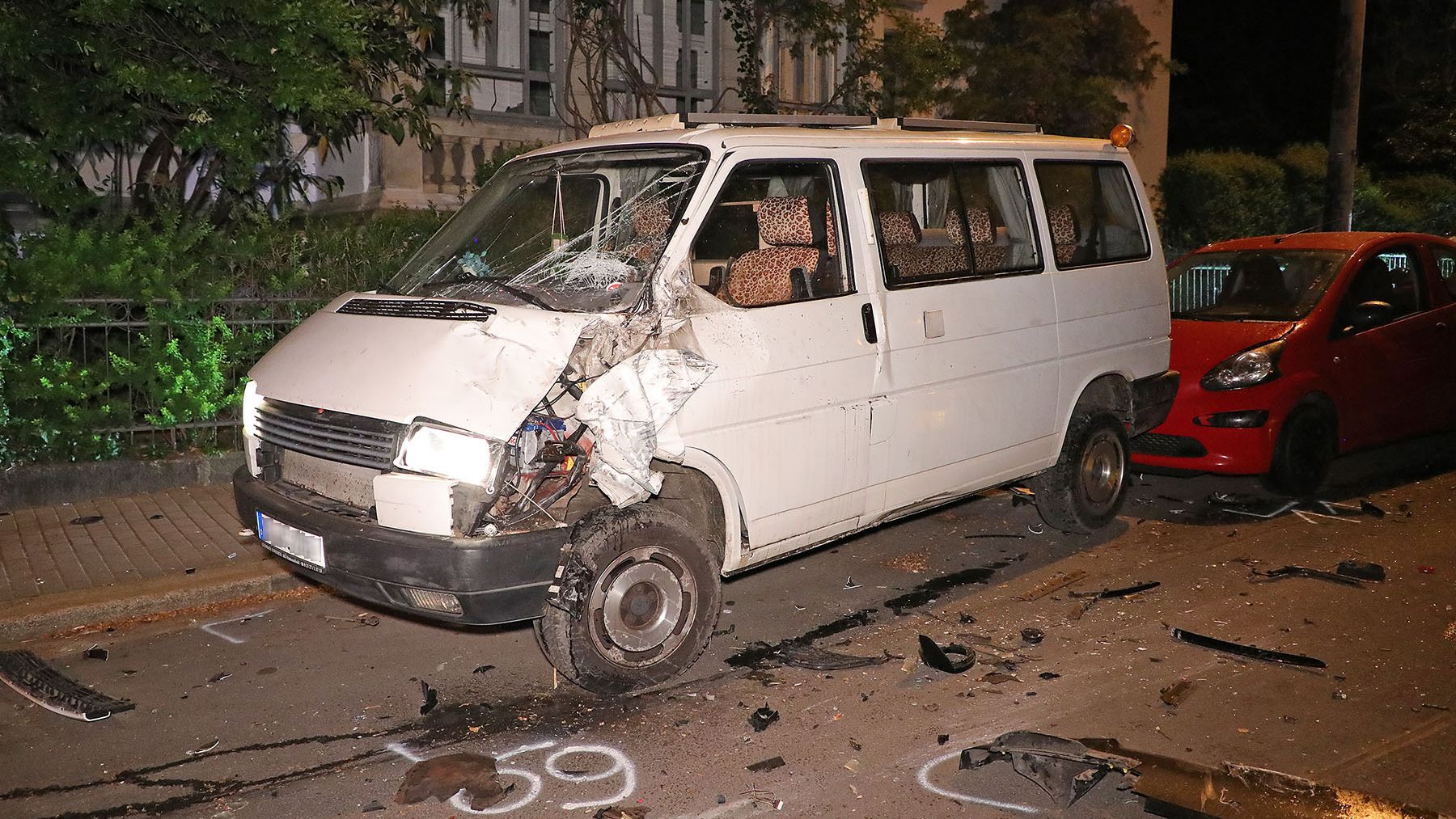 Am Straßenrand geparkte Fahrzeuge wurden beschädigt - Foto: Roland Halkasch