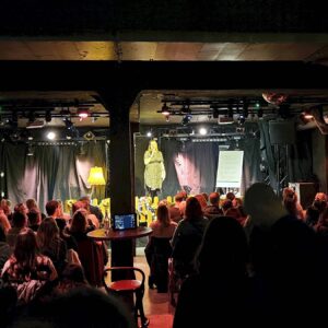 Poetry Slam in der Groovestation Slamt selber nur noch selten - lädt aber alle zwei Monate zu "Geschichten übern Gartenzaun" - Foto: Anton Launer