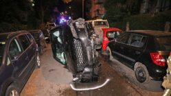 Crash vor Grundschule nach Verfolgungsjagd Der Range Rover kam auf der Seite zum Liegen - Foto: Roland Halkasch