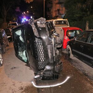Der Range Rover kam auf der Seite zum Liegen - Foto: Roland Halkasch
