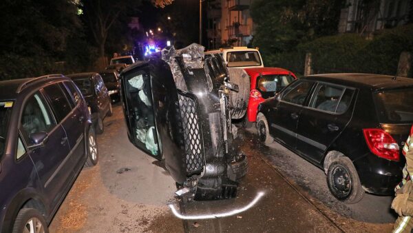 Der Range Rover kam auf der Seite zum Liegen - Foto: Roland Halkasch