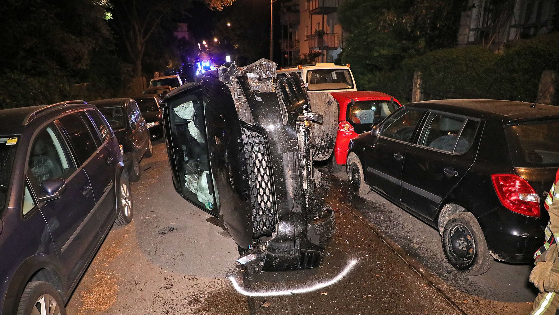 Der Range Rover kam auf der Seite zum Liegen - Foto: Roland Halkasch