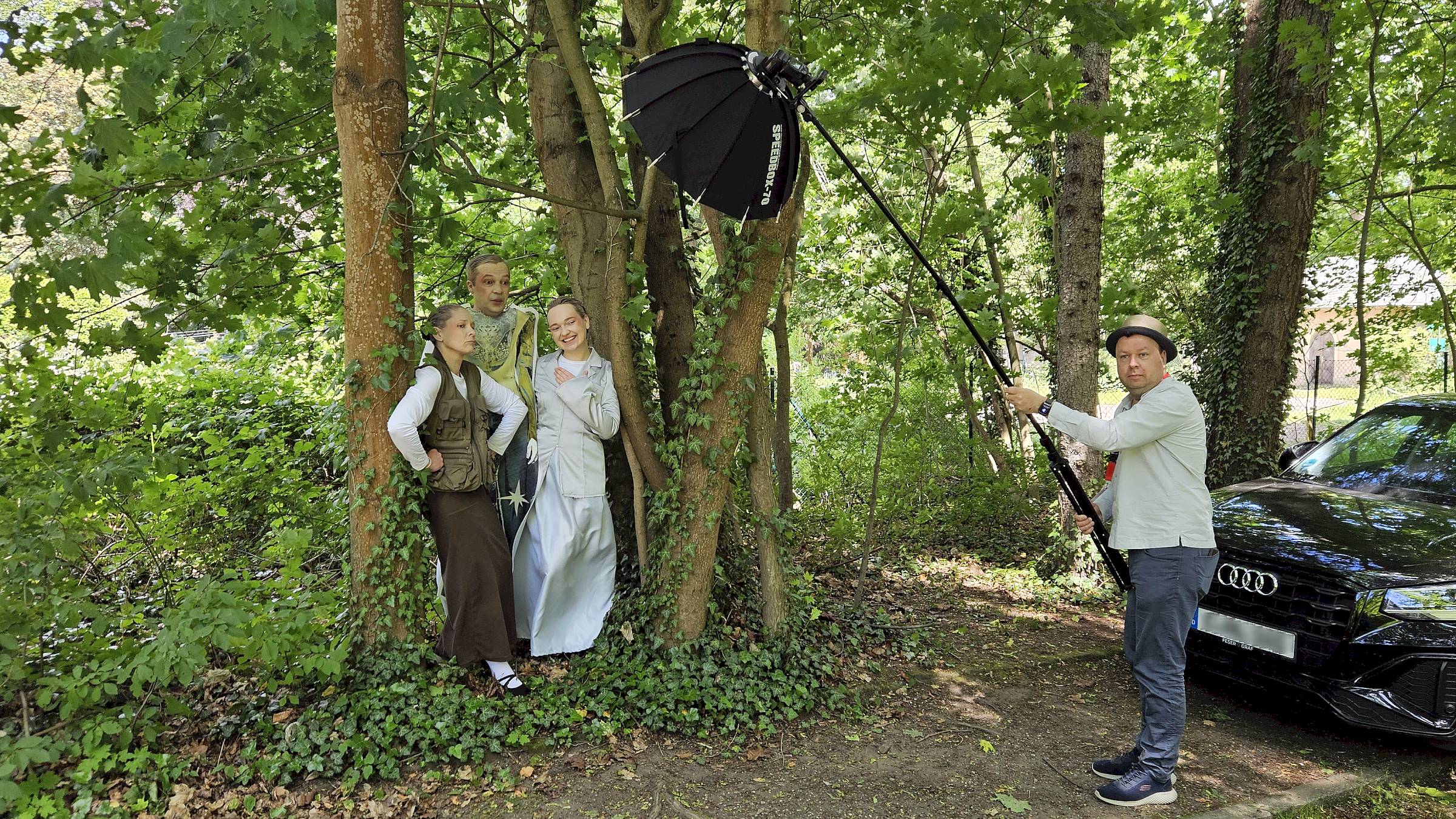 Die Serkowitzer Volksoper ist als gemeinnütziger Verein organisiert. Und wenn der Fotograf fragt, hält der Vorsitzende Robert Jentzsch auch mal das Licht, damit seine Darsteller besonders gut aussehen. Foto: Anton Launer