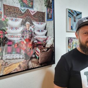 August 2025: Andrei Liankevich bei Vernissage zu seiner Ausstellung „Traditionelle Belarusische Interieurs / Paganismus“ in der Galerie nEUROPA – Foto: Kultur Aktiv e.V.