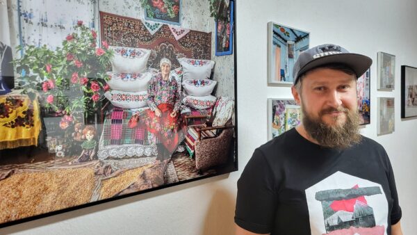 August 2025: Andrei Liankevich bei Vernissage zu seiner Ausstellung „Traditionelle Belarusische Interieurs / Paganismus“ in der Galerie nEUROPA – Foto: Kultur Aktiv e.V.