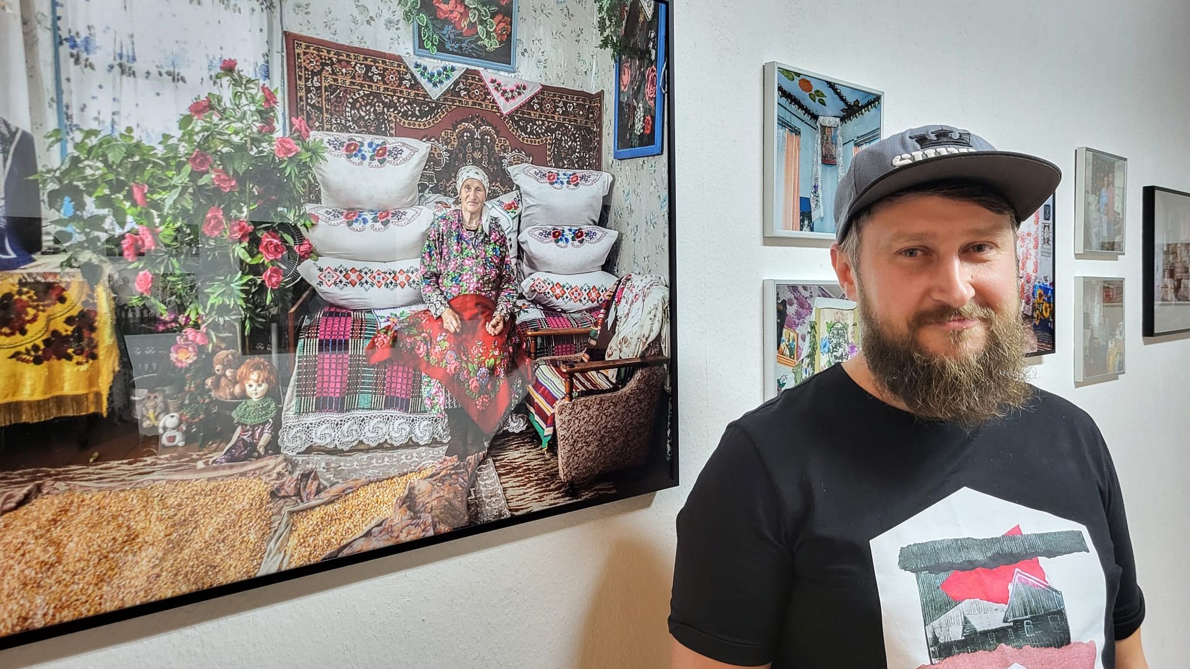 August 2025: Andrei Liankevich bei Vernissage zu seiner Ausstellung „Traditionelle Belarusische Interieurs / Paganismus“ in der Galerie nEUROPA – Foto: Kultur Aktiv e.V.