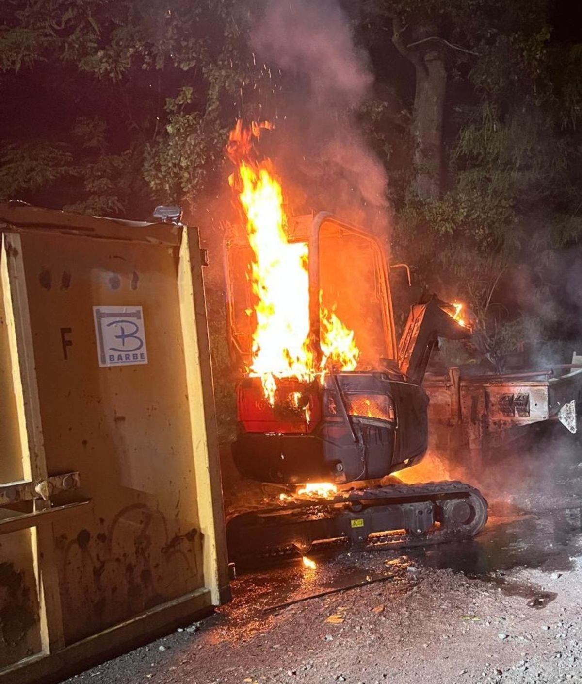 Minibagger brannte an der Radeberger Straße - Foto: Feuerwehr Dresden