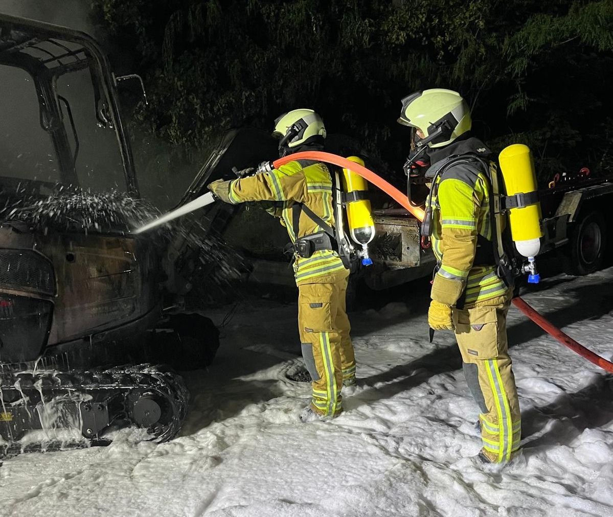 Einsatzkräfte nehmen mit Wasser und Löschschaum die Brandbekämpfung auf. Foto: Feuerwehr Dresden