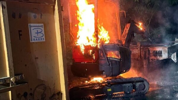 Minibagger brannte an der Radeberger Straße - Foto: Feuerwehr Dresden