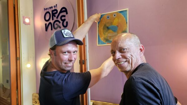Lucas Oertel und Danilo Hommel bei der Vorbereitung der ersten Ausstellung in der "Kunstnische" - Foto: Anton Launer