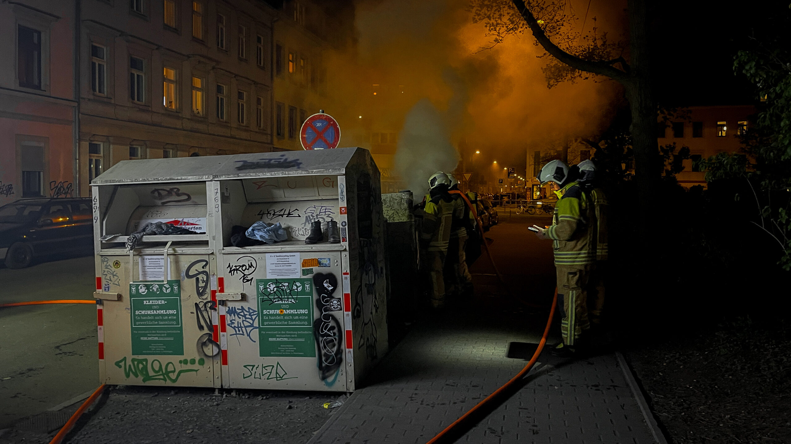 Einsatzkräfte der Feuerwehrwache Albertstadt beim Löschen zweier Glascontainer - Foto: Florian Varga