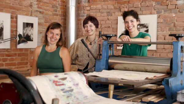Erlenwerkerinnen Käthe Weinmann, Sarah Steuer und Ana Pireva (v.l.) - Foto: Anton Launer