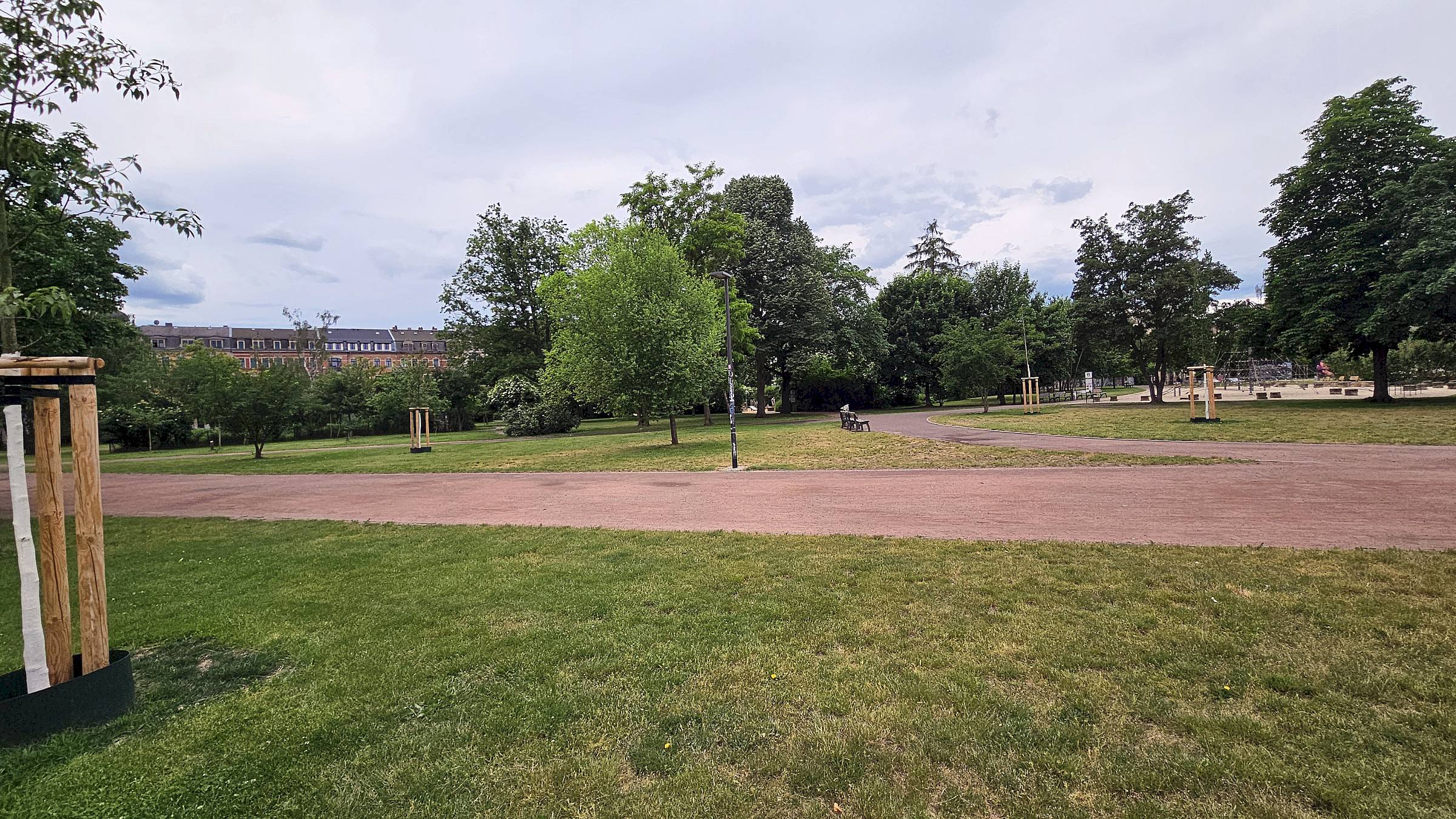 Zwischen Spielplatz und dem Gartenprojekt soll die Mehrgenerationenbank entstehen. Foto: Anton Launer