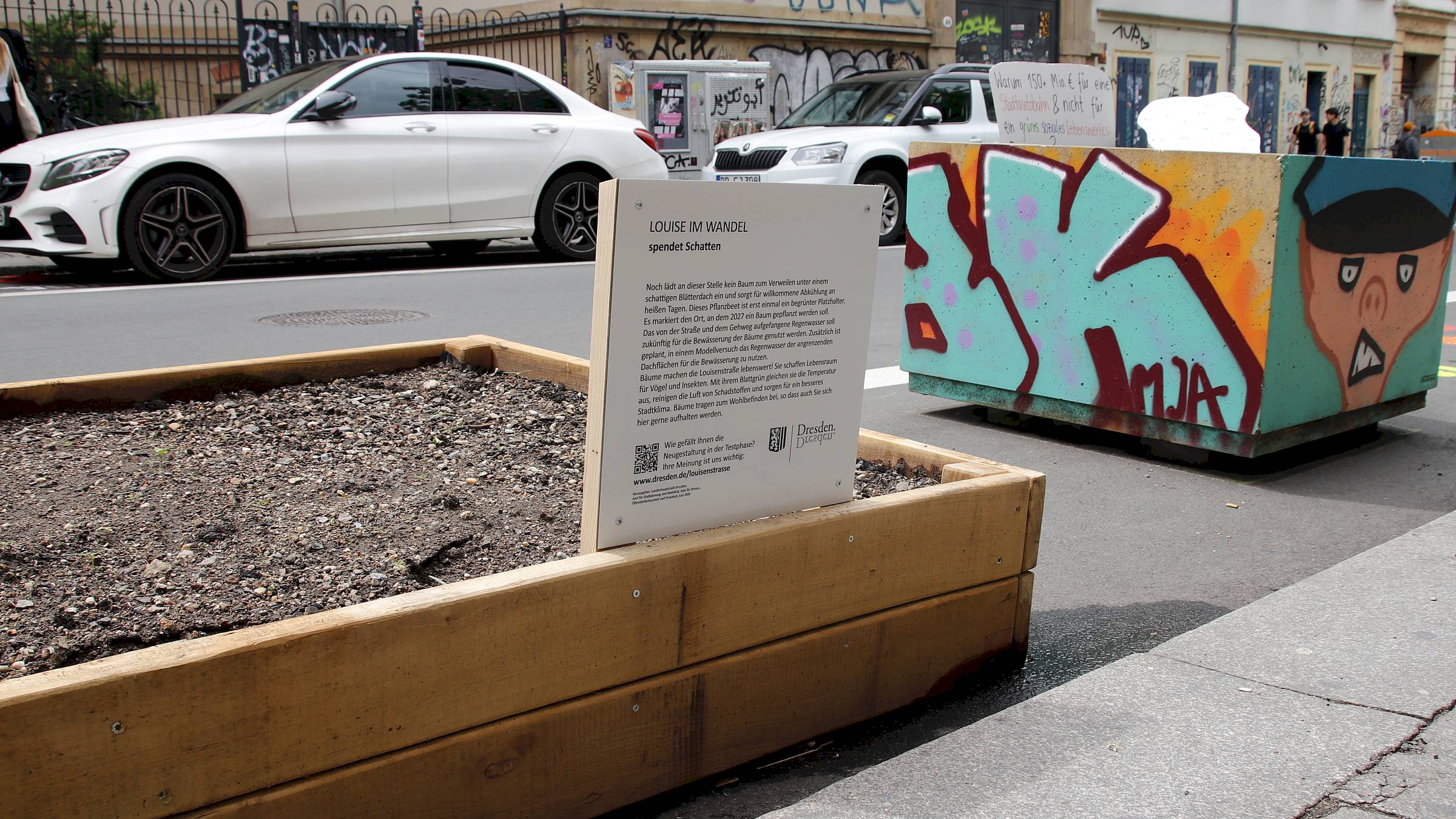 Pflanzkübel und Sitzgelegenheiten auf der Louisenstraße - Foto: Anton Launer
