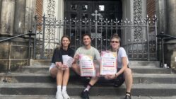 Hinter den Kulissen des Bunten Sommers Jenny Überberg, Paul Brunn und Sophie Heiduschka helfen bei der Organisation des BSN – Foto: Mercedes Braun