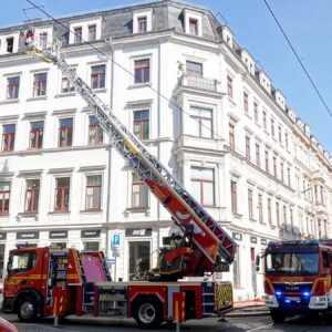Brand an der Tieck- Ecke Hoyerswerdaer Straße - Foto: Roland Halkasch