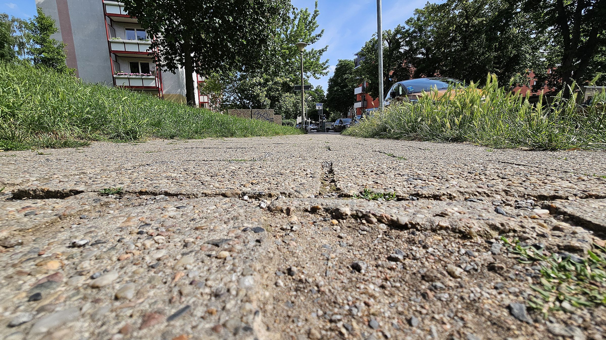 Die Kieselsteinplatten werden ausgetauscht – Foto: Anton Launer