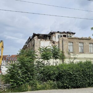 Wird die Putzi-Villa komplett abgerissen? Dach- und Obergeschoss wurden schon abgetragen. Foto: Anton Launer