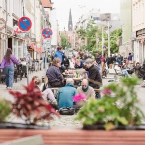 An die 100 Personen nahmen die Straße in Beschlag.