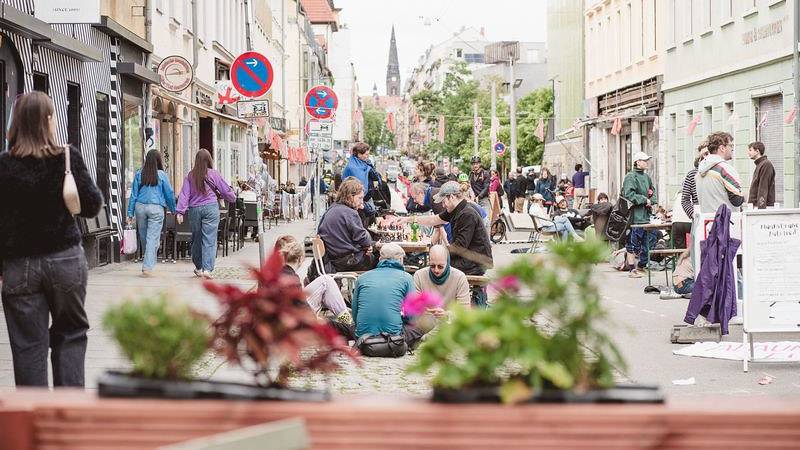 An die 100 Personen nahmen die Straße in Beschlag.