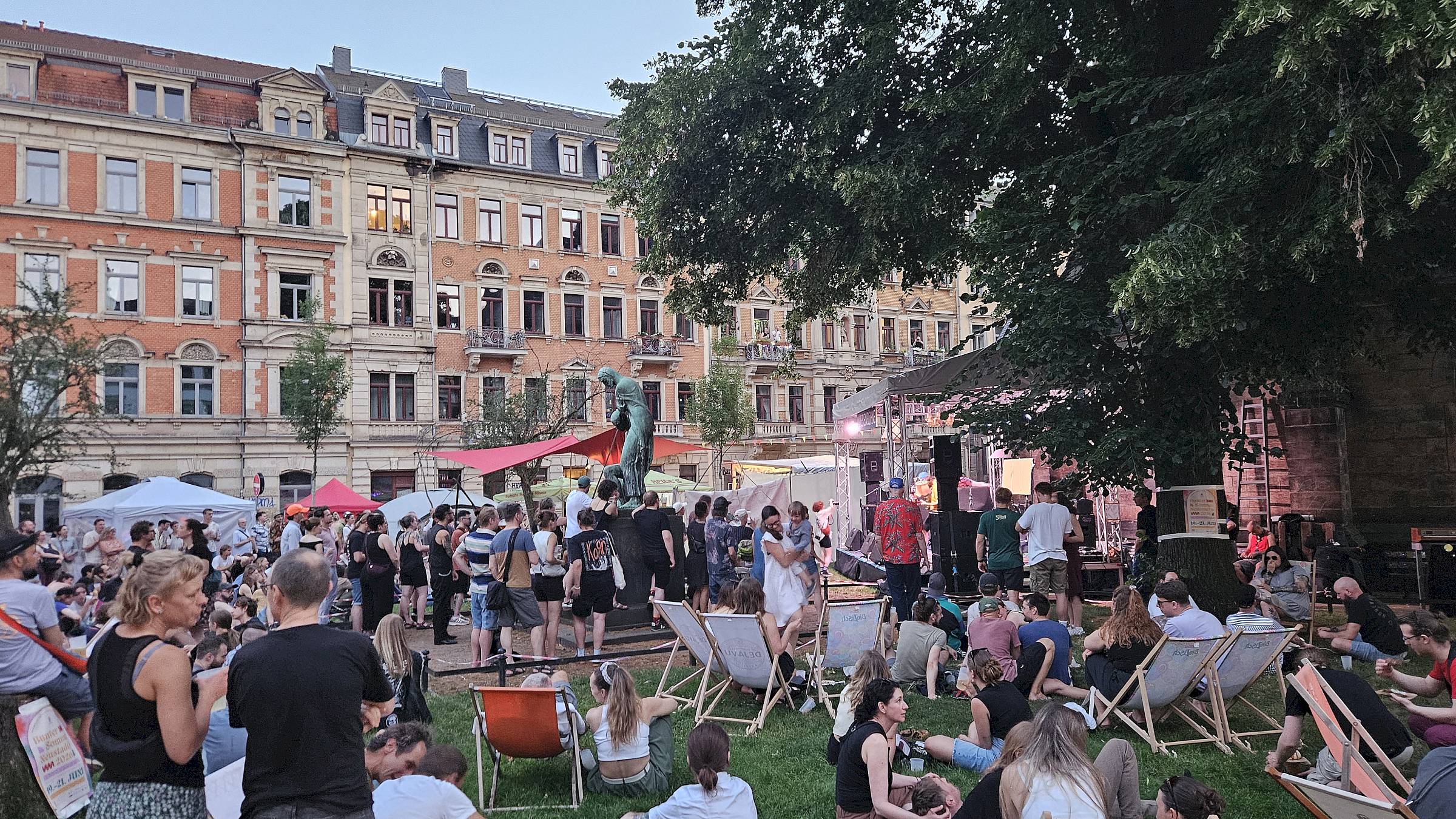 Vor der Wiesenbühne am Martin-Luther-Platz - Foto: Anton Launer