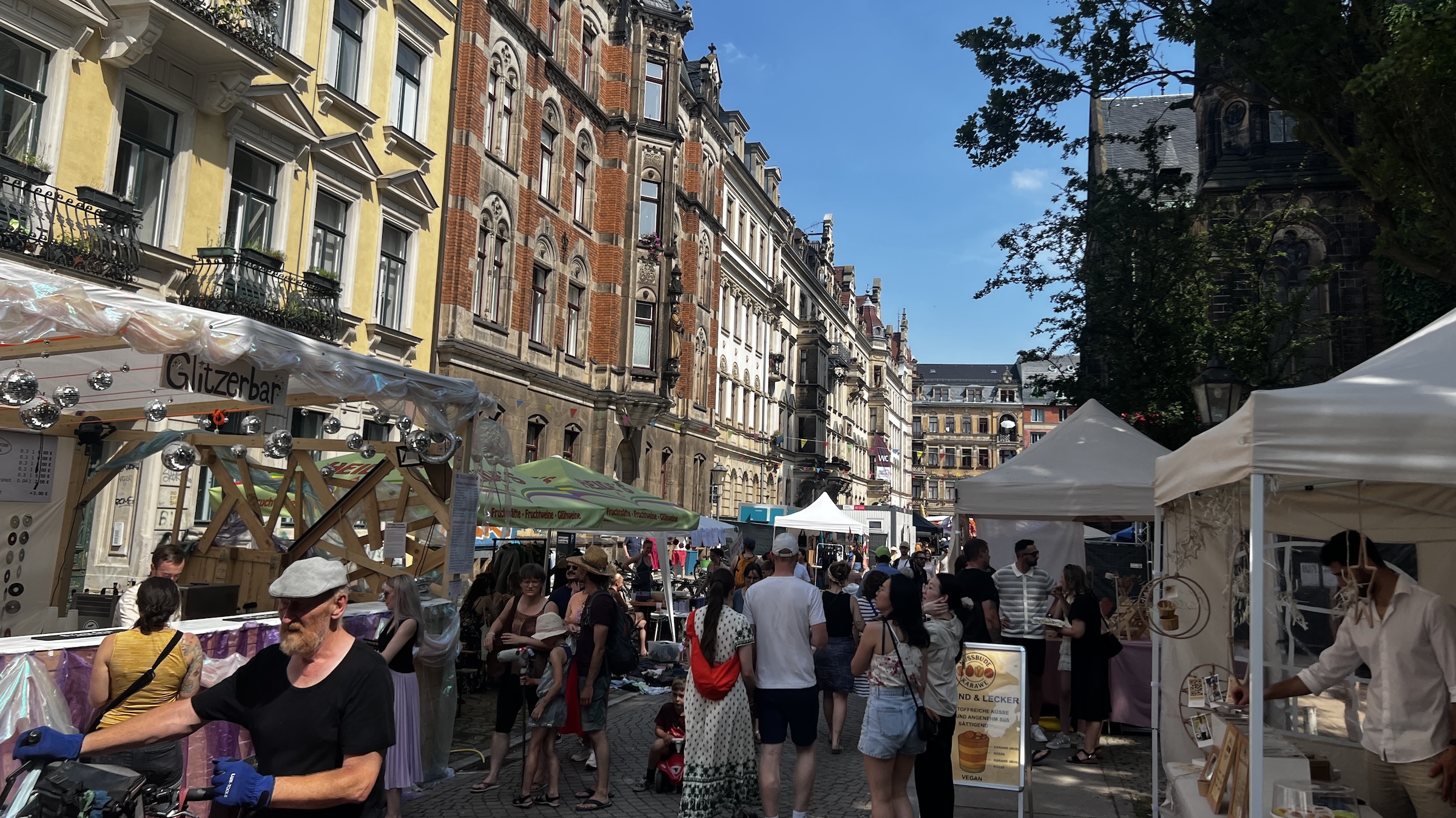 Verkaufsstände luden zum Stöbern und Naschen ein – Foto: Mercedes Braun 