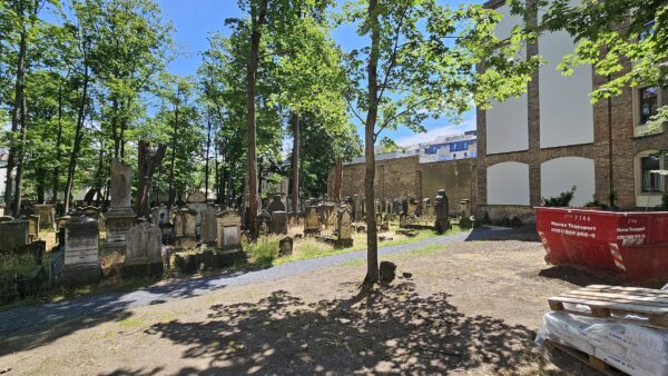 Alter Jüdischer Friedhof an der Pulsnitzer Straße mit neuem Rundweg - Foto: Anton Launer