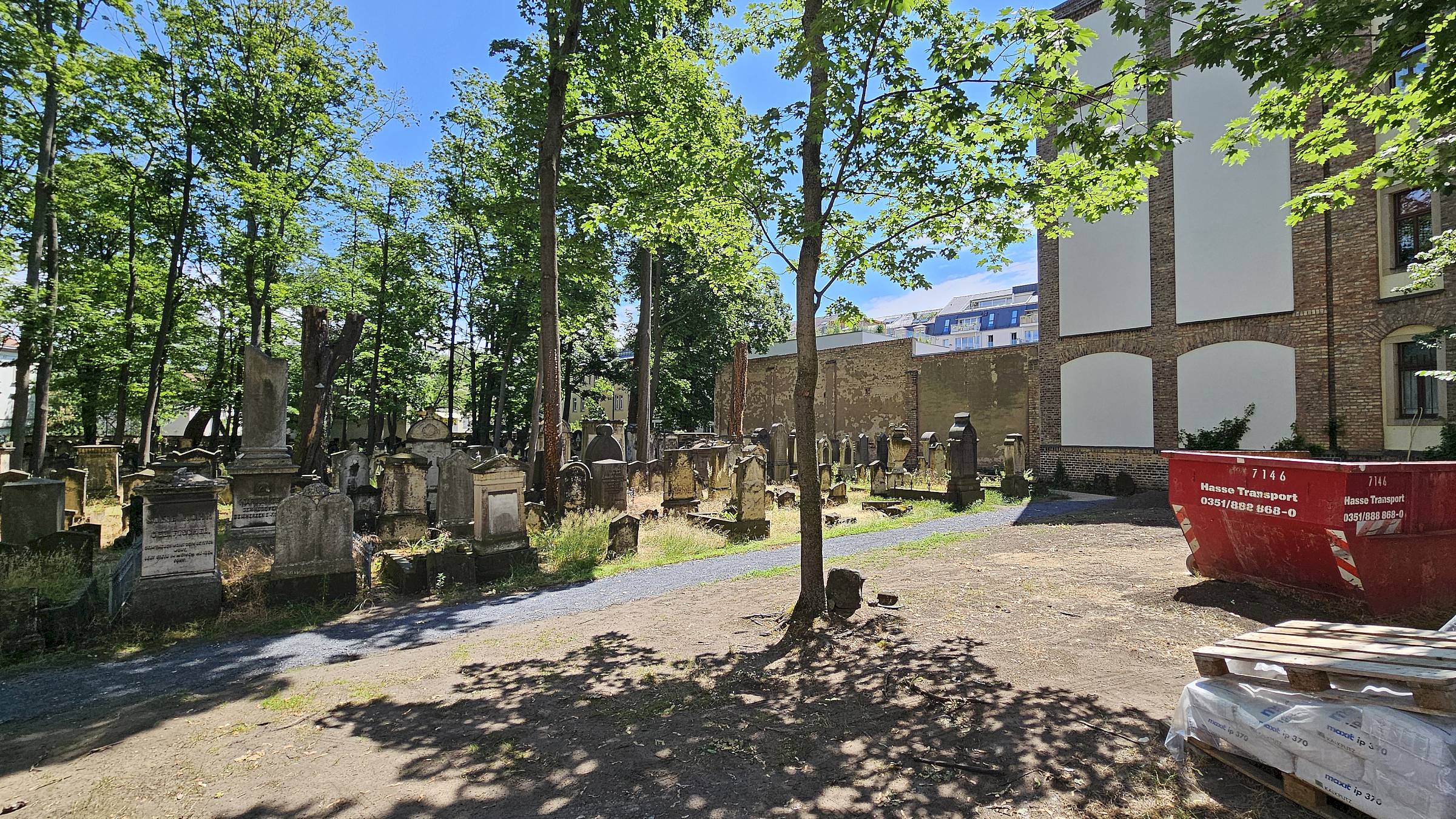 Alter Jüdischer Friedhof an der Pulsnitzer Straße mit neuem Rundweg - Foto: Anton Launer
