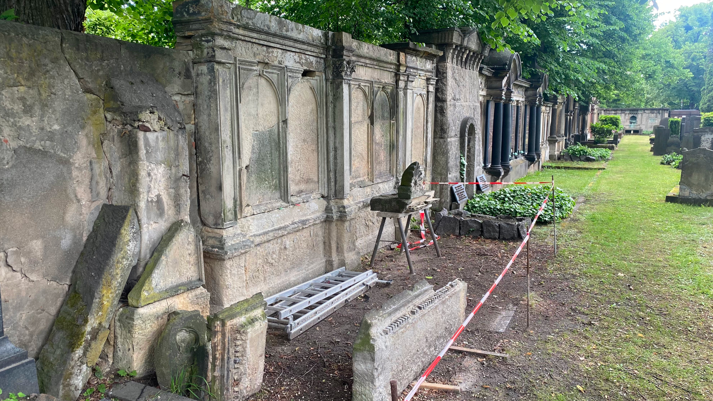Erneuerte Friedhofsmauer - Foto: Landesverband Sachsen der Jüdischen Gemeinden