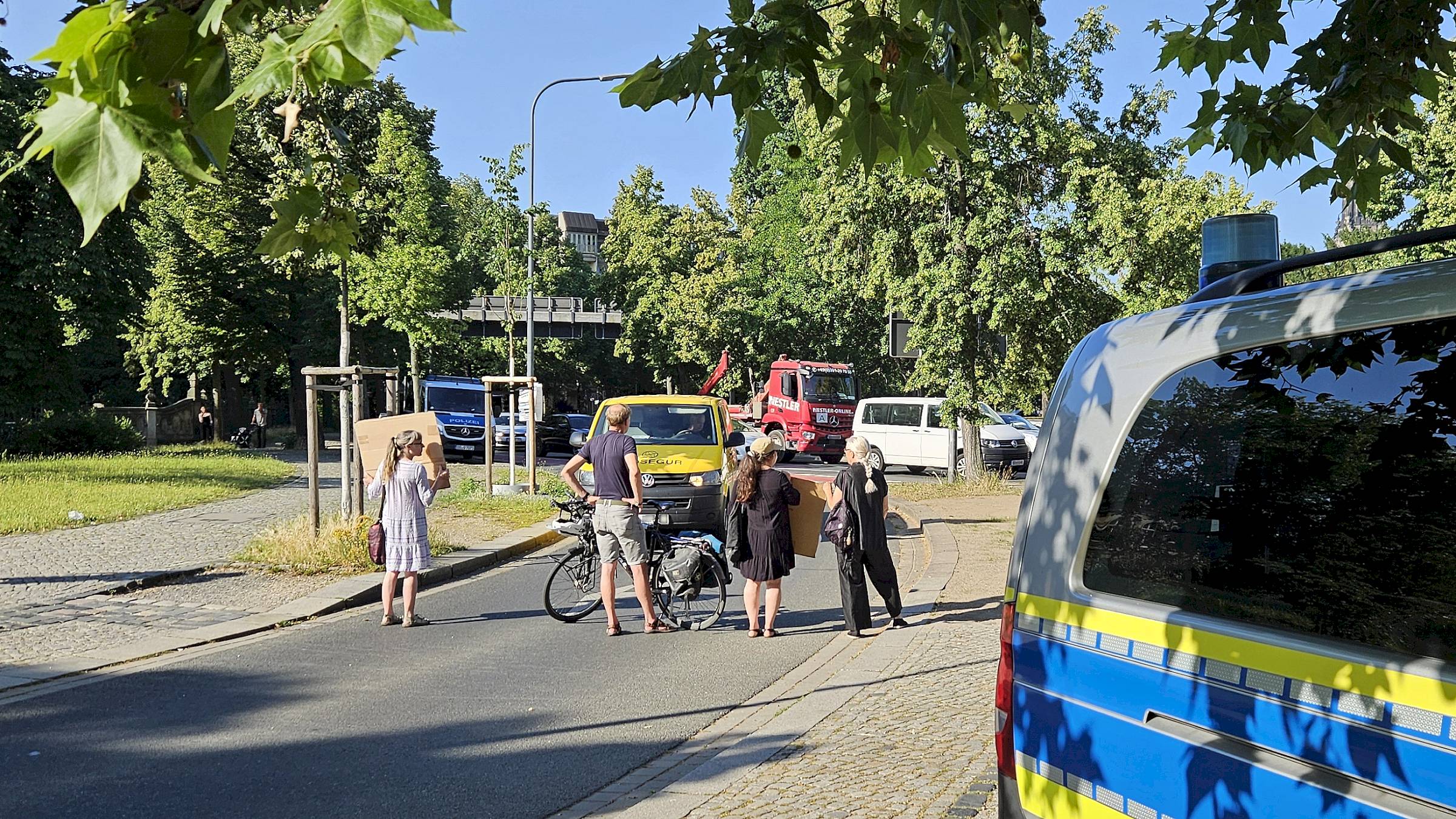 Die kleine Gruppe teilte sich auf, um auch die Seitenarme zu blockieren. Foto: Anton Launer
