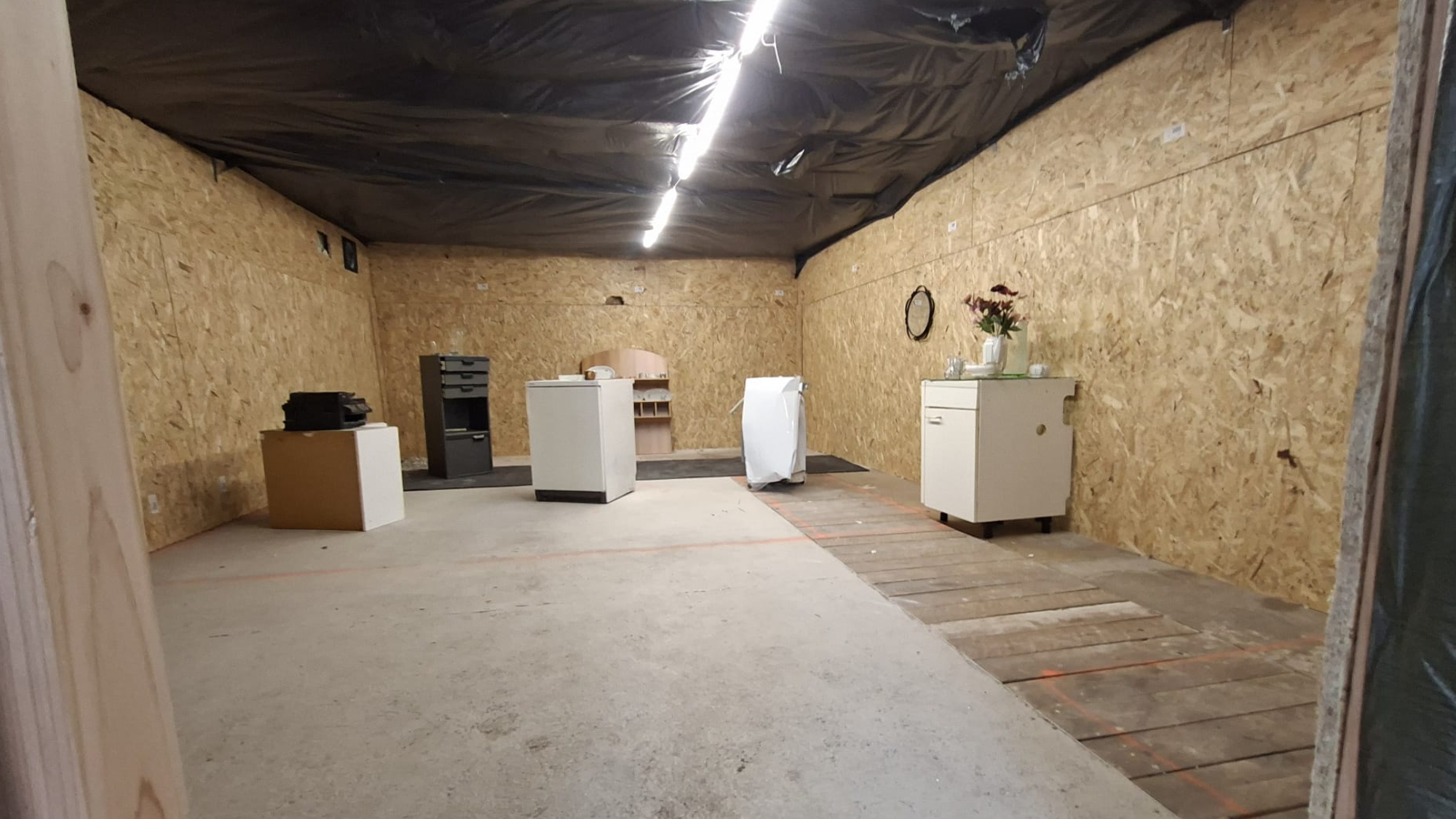 Man kann sich überraschen lassen, was in einem Rage-Room zum Zertrümmern da ist oder bestellt im Vorhinein sein Lieblings-Inventar.